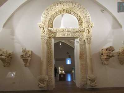 Il �Portale dei leoni� della Basilica di San Nicola: presenta alla base due leoni stilofori nell'originale hanno quasi completamente perso la loro forma. I leoni sono per� chiaramente visibili nella mostra del Castello, cos� come il bianchissimo Portale che presenta motivi che richiamano la flora e la fauna 
